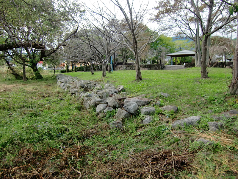 発掘された石垣の石