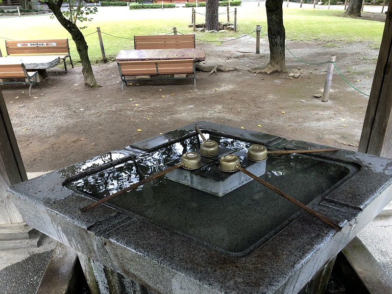 水鉢が武田菱の武田神社・手水舎