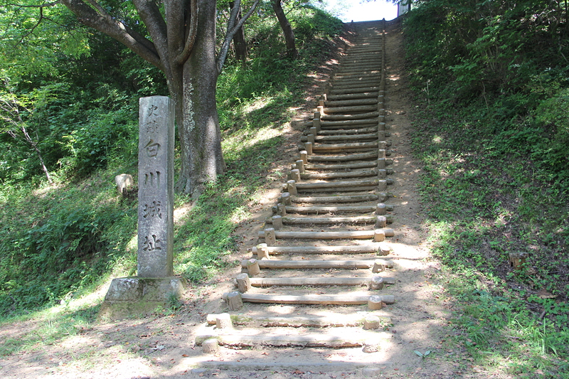 城址碑と階段