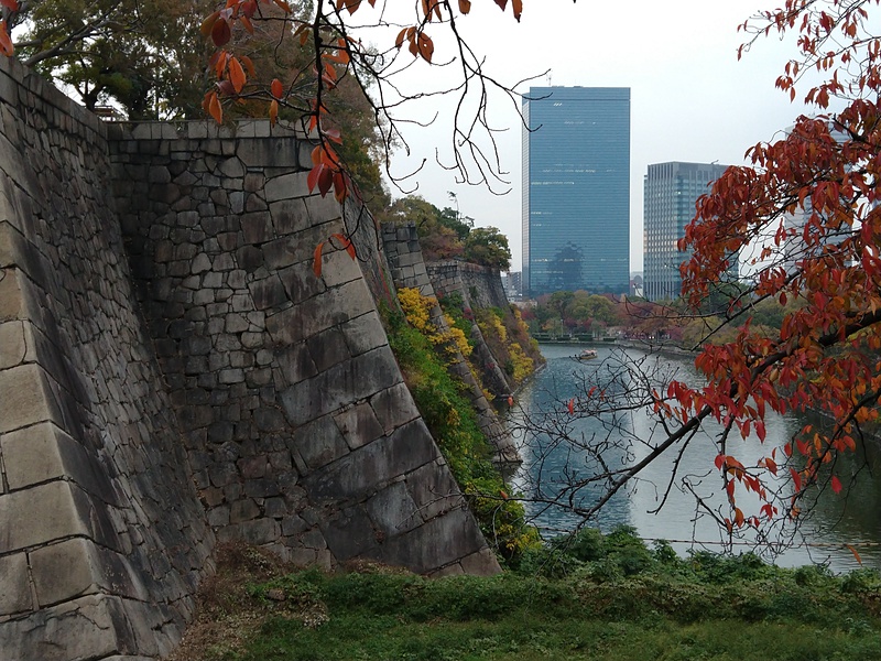 紅葉の大阪城水堀