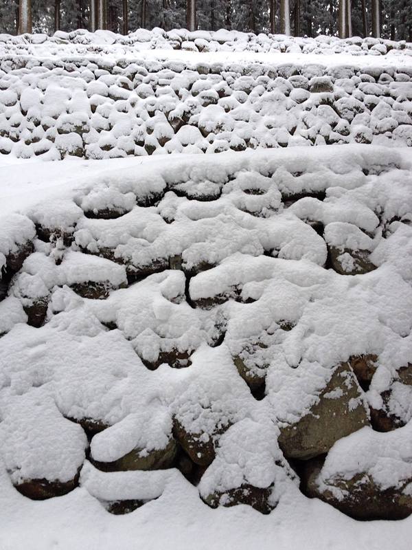雪が重なる石垣