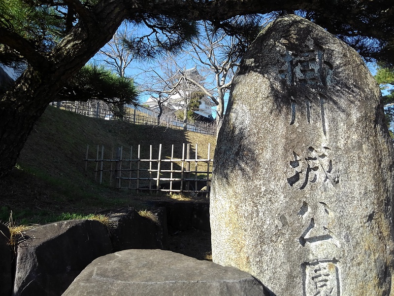 掛川城公園の石碑越しに望む二の丸あたり