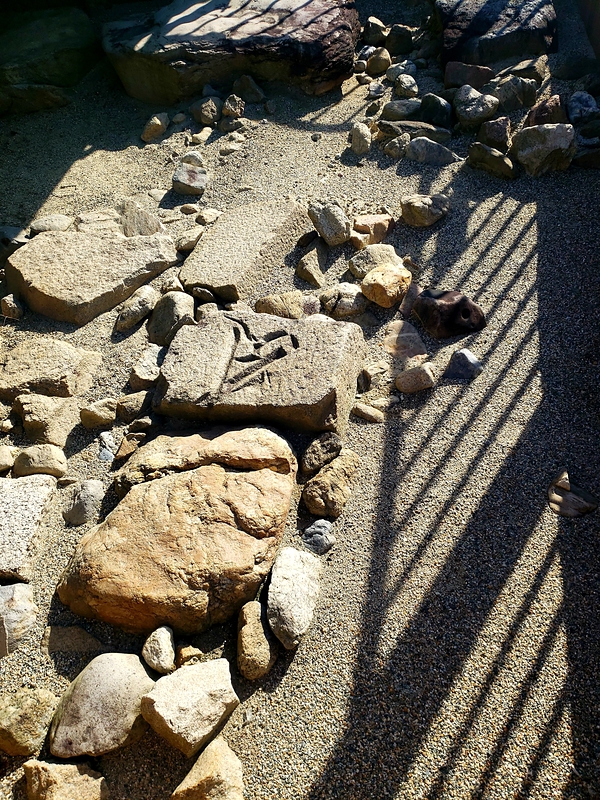 天守台にある礎石の露出展示