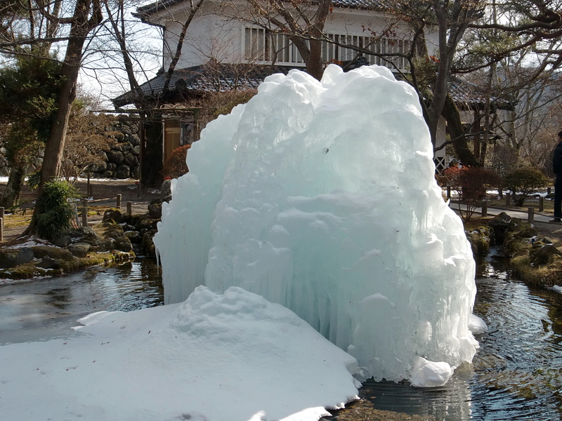 氷結した懐古園の噴水