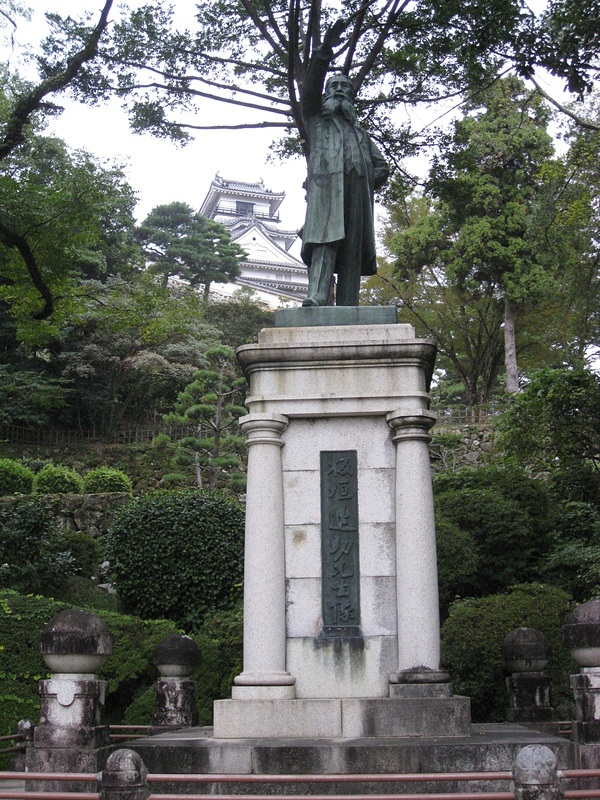 板垣退助の像と高知城