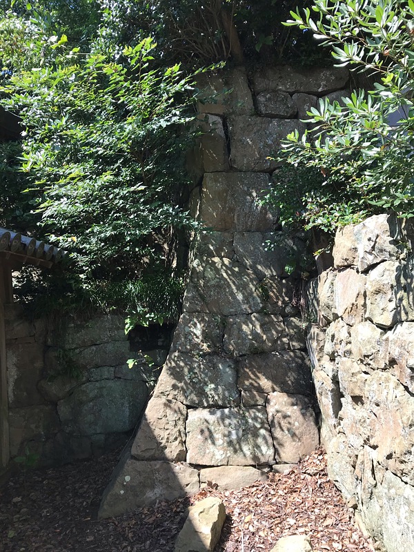 神社後ろ側の石垣
