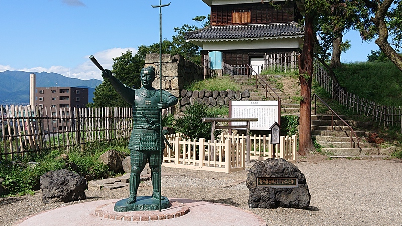 西櫓と真田幸村像