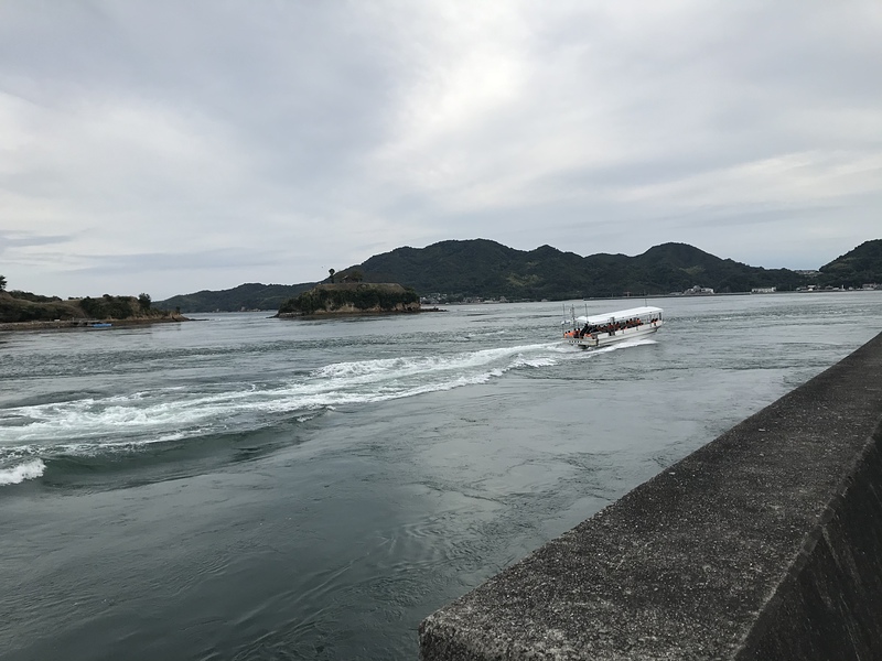 能島城を攻める観光船