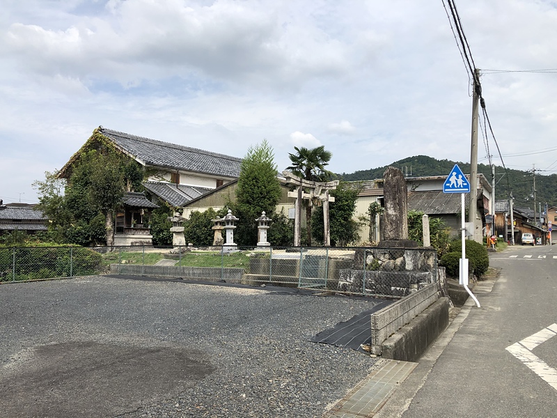 土塁と八幡神社と城址碑