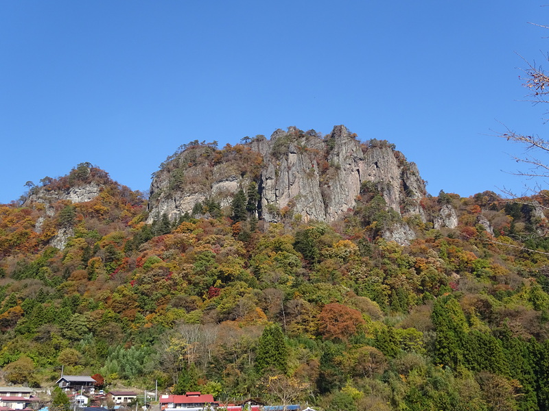 密岩神社から岩櫃山を眺める
