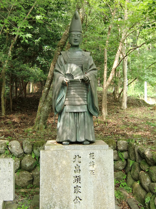 北畠顕家の像