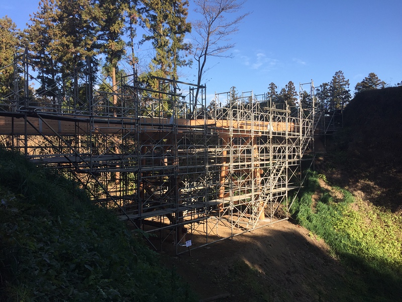木橋の復元工事（本丸と蔵屋敷をつなぐ）