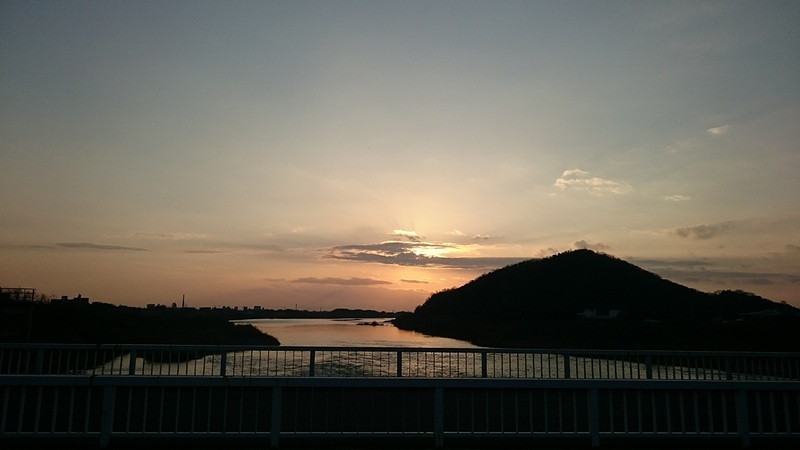ライン大橋から眺める伊木山城