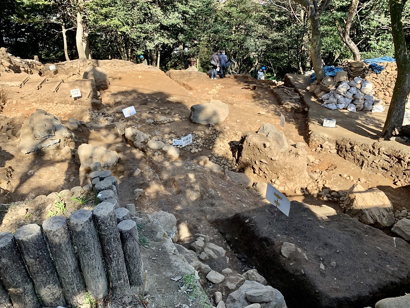 玉石敷と石垣の発掘調査