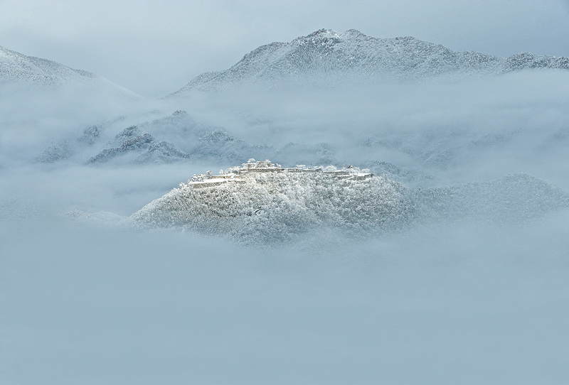 雲海にうかぶ冬の竹田城