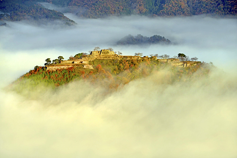 秋の雲海にうかびあがる竹田城