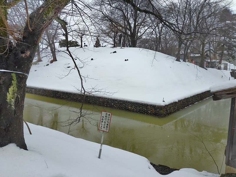 雪に埋まった土塁と水堀