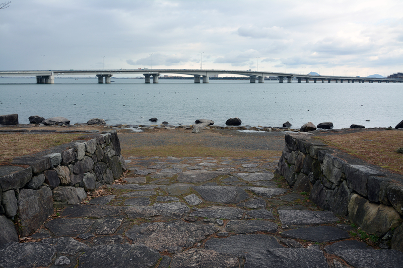 石垣と近江大橋