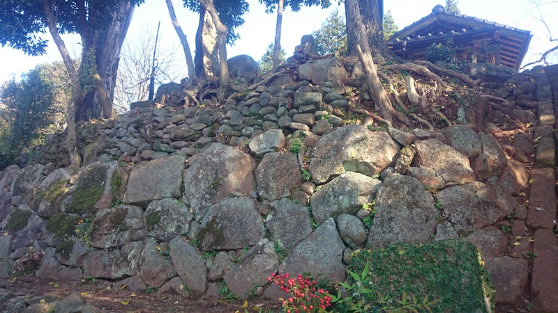 主郭にある日枝神社の石積み