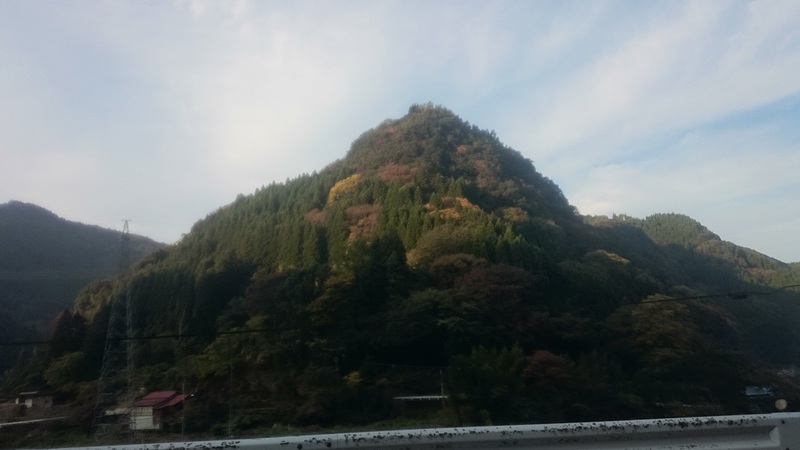 内大臣橋から東方向、この山の上が愛藤寺城