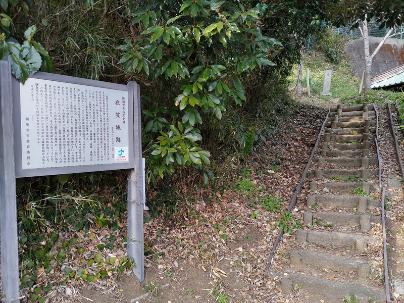 大善寺脇にある入口階段と解説版