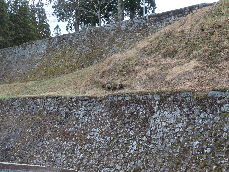 岩村城内駐車場前にそびえる石垣