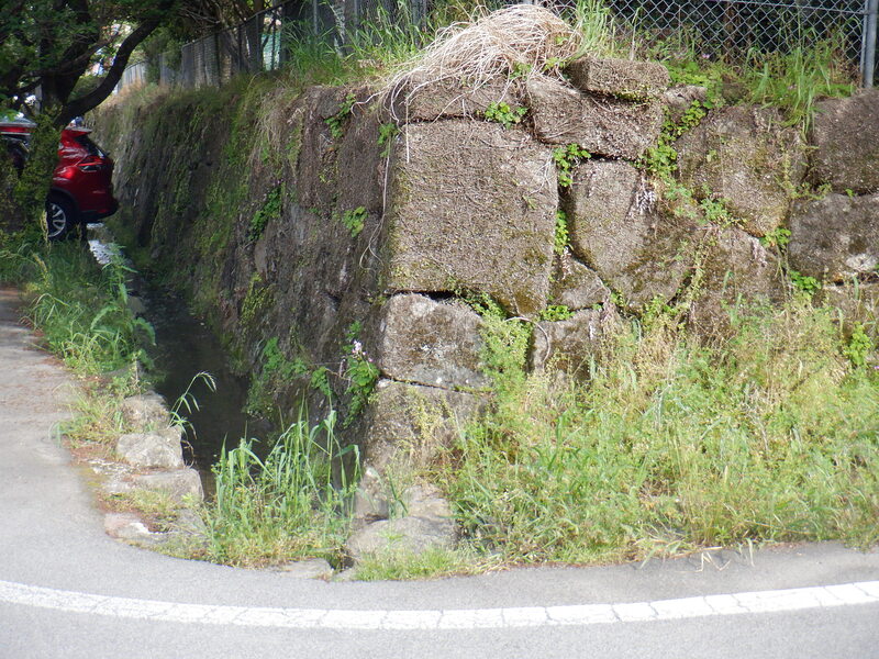 重富小学校敷地境界の石垣