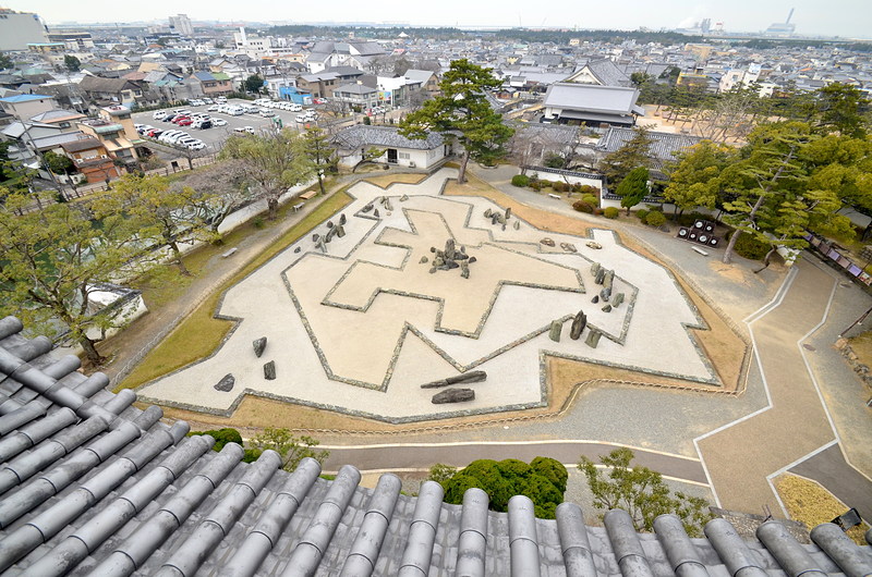 岸和田城庭園・八陣の庭を天守から望む（2015年冬）
