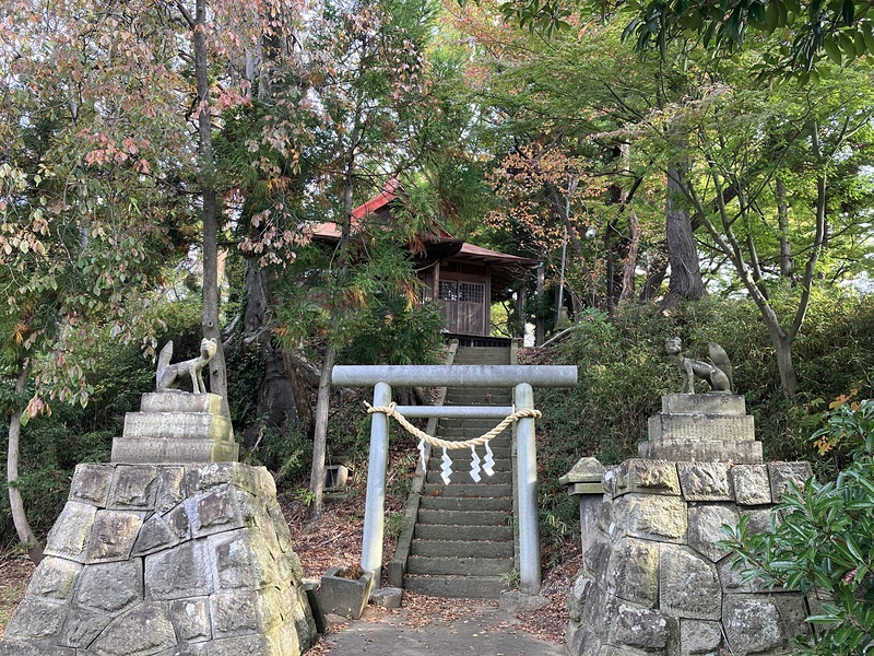 本丸土塁上の東舘稲荷神社