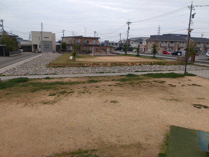 滑り台より公園ほぼ全景