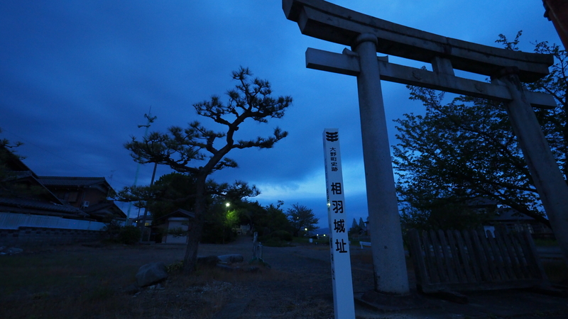 八幡神社鳥居と城址碑