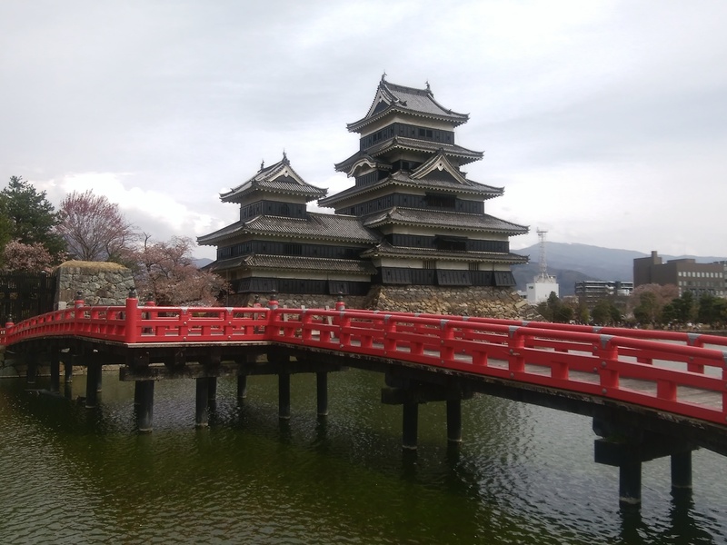 松本城の天守と埋橋