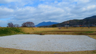 城内の白石が敷き詰められた池跡ごしに筑波山