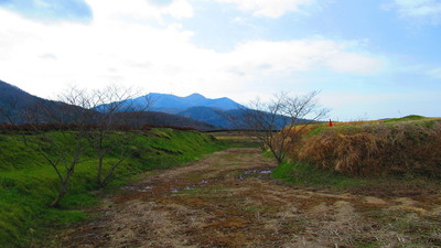 城内の堀越しの筑波山。小田城とは筑波山をはさんで反対側です！