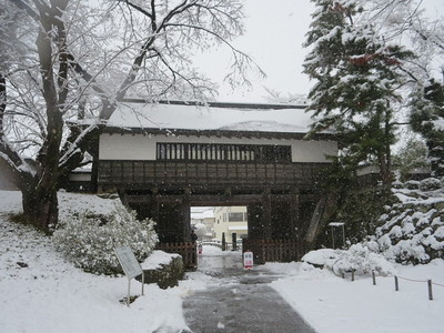 雪景色の冠木門