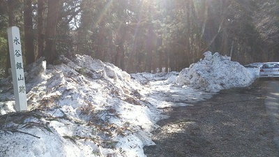 残雪が残る城跡への入口（37.941273,139.429723）