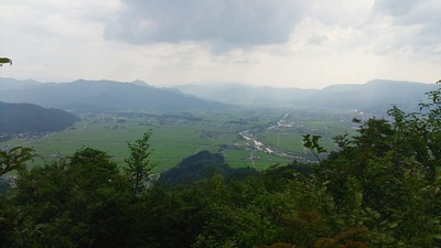 寺ヶ鼻コースと薬師尾根コースの登山道合流地点付近からの景色