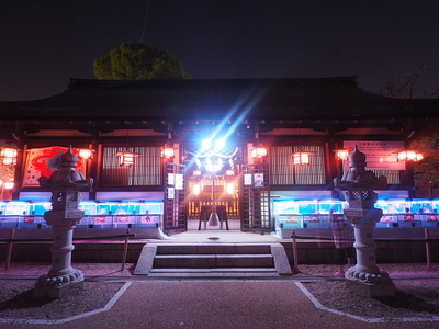 柳沢神社とライトアップされた金魚
