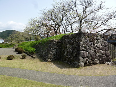 桝形横の石垣と土塁