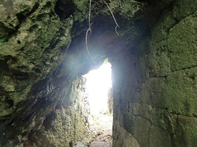 主郭入口の洞門