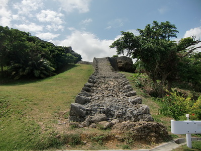 琉球石灰岩の石垣