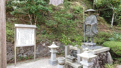 横のお寺の弘法大師像
