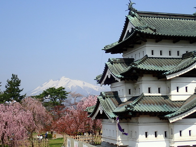 弘前城、桜と残雪の岩木山