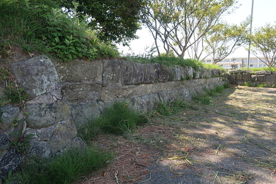 二の丸の土塁の石垣
