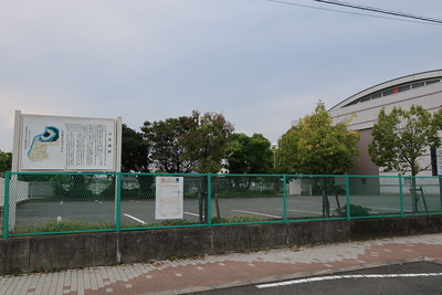 江尻城跡の看板と江尻小学校