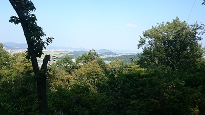 本丸より伊木山城(正面右側の山)を望む