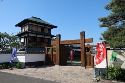 下屋敷冠木門（かぶきもん）と本丸櫓
