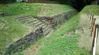 西櫓台の石段と石垣