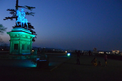 正宗公像と仙台の夜景