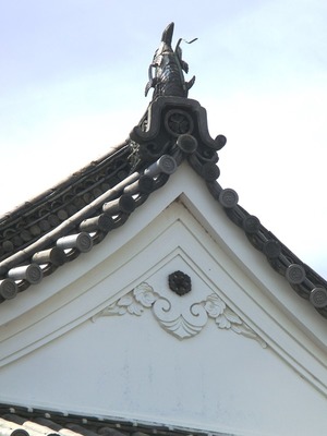 東南隅櫓の鯱と三つ葉葵